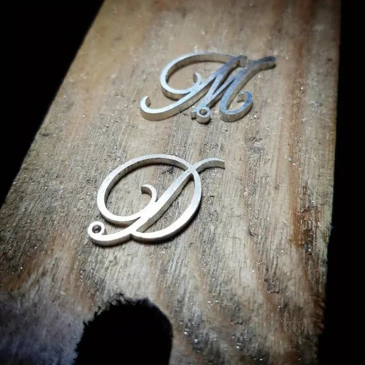 Elegante spilla con iniziali personalizzate e catena