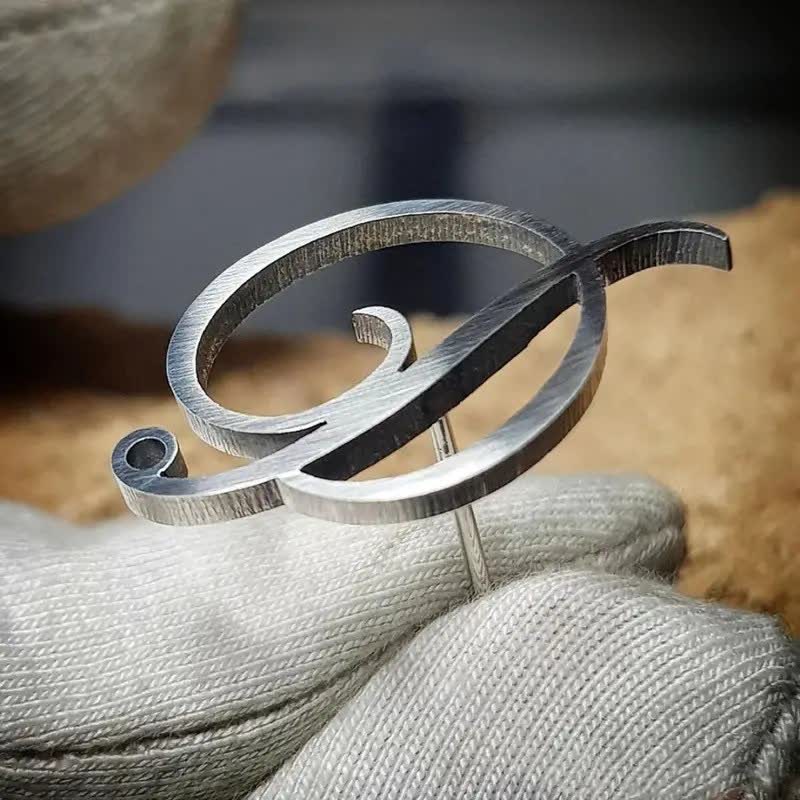 Elegante spilla con iniziali personalizzate e catena