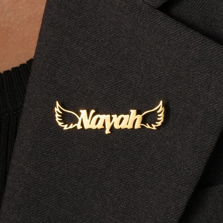 Elegante spilla con nome personalizzato con ali d'angelo
