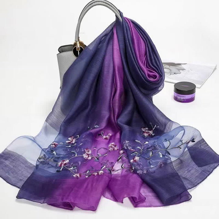 Sciarpa da donna in lana e seta con motivo floreale e vegetale ricamata a mano bicolore - Blu navy e viola - image 8