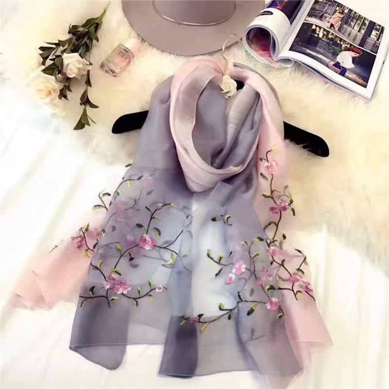 Sciarpa da donna in lana e seta con motivo floreale e vegetale ricamata a mano bicolore