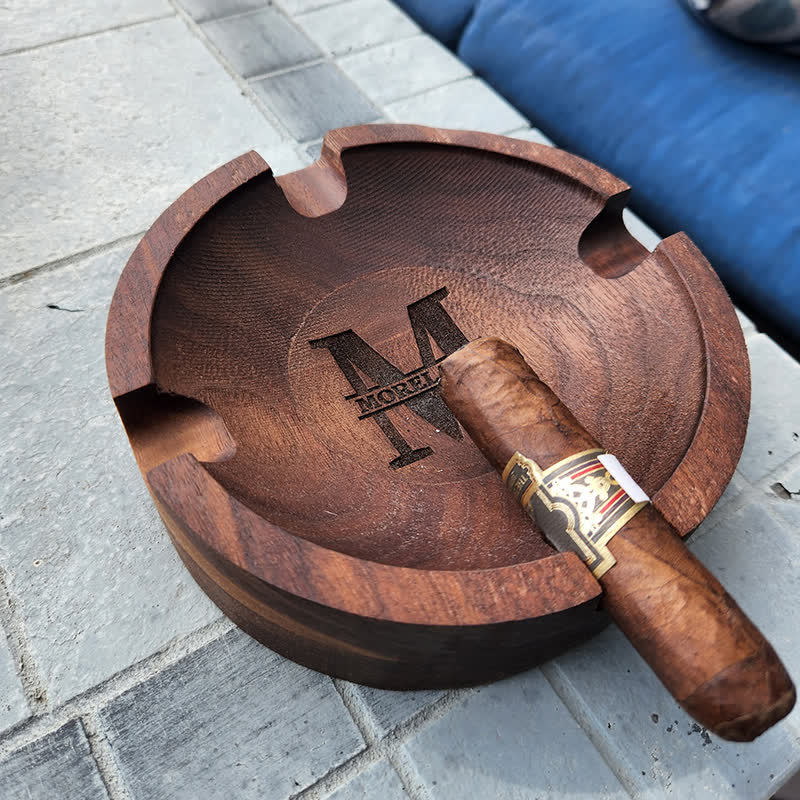 Posacenere per sigari in legno di noce con monogramma personalizzato - image 1