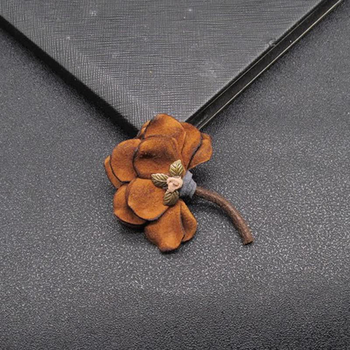 Spilla in tessuto con petali di fiori da sposa retrò dal design originale