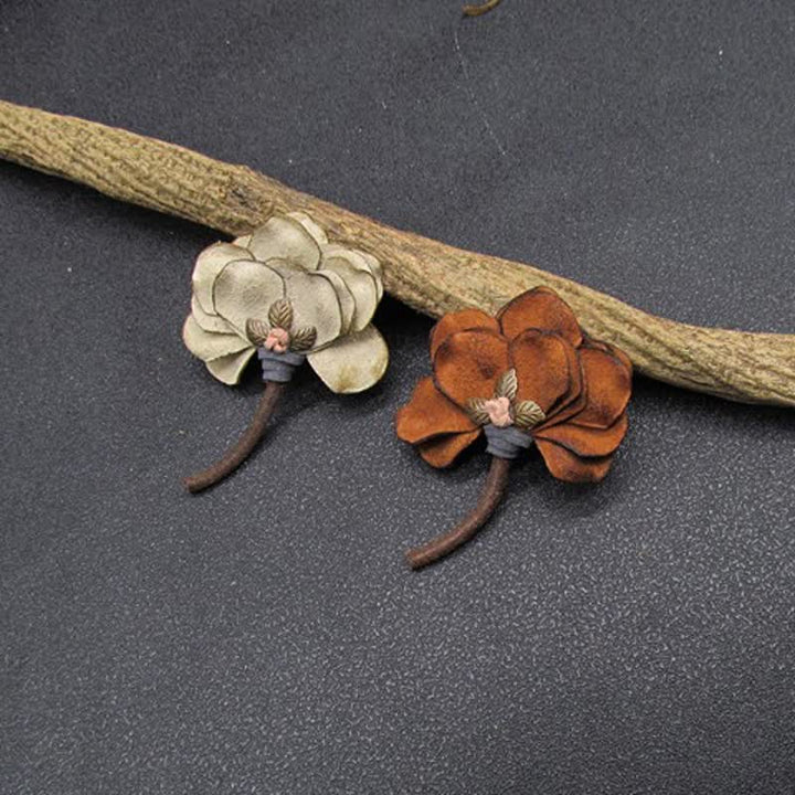 Spilla in tessuto con petali di fiori da sposa retrò dal design originale