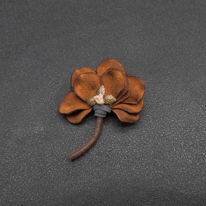 Spilla in tessuto con petali di fiori da sposa retrò dal design originale