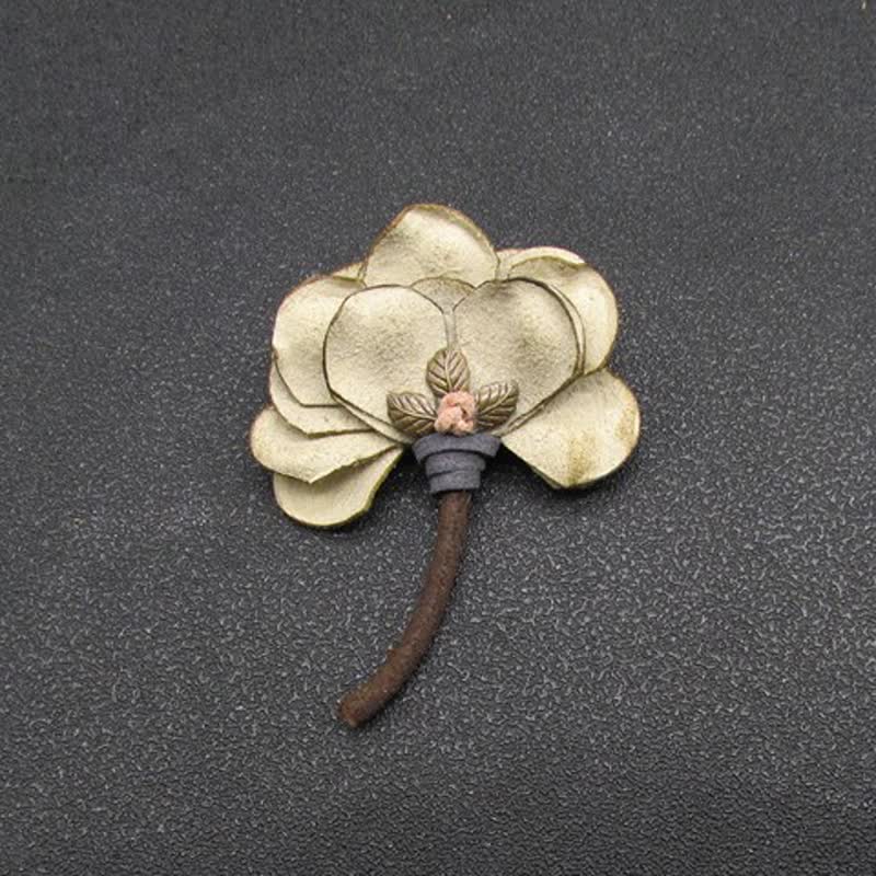 Spilla in tessuto con petali di fiori da sposa retrò dal design originale