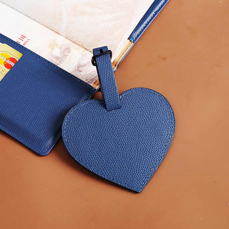 2 pezzi di copertina per passaporto in tinta unita e targhetta per bagaglio in pelle a forma di cuore