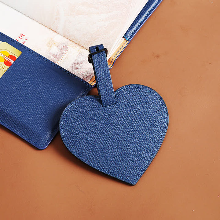 2 pezzi di copertina per passaporto in tinta unita e targhetta per bagaglio in pelle a forma di cuore