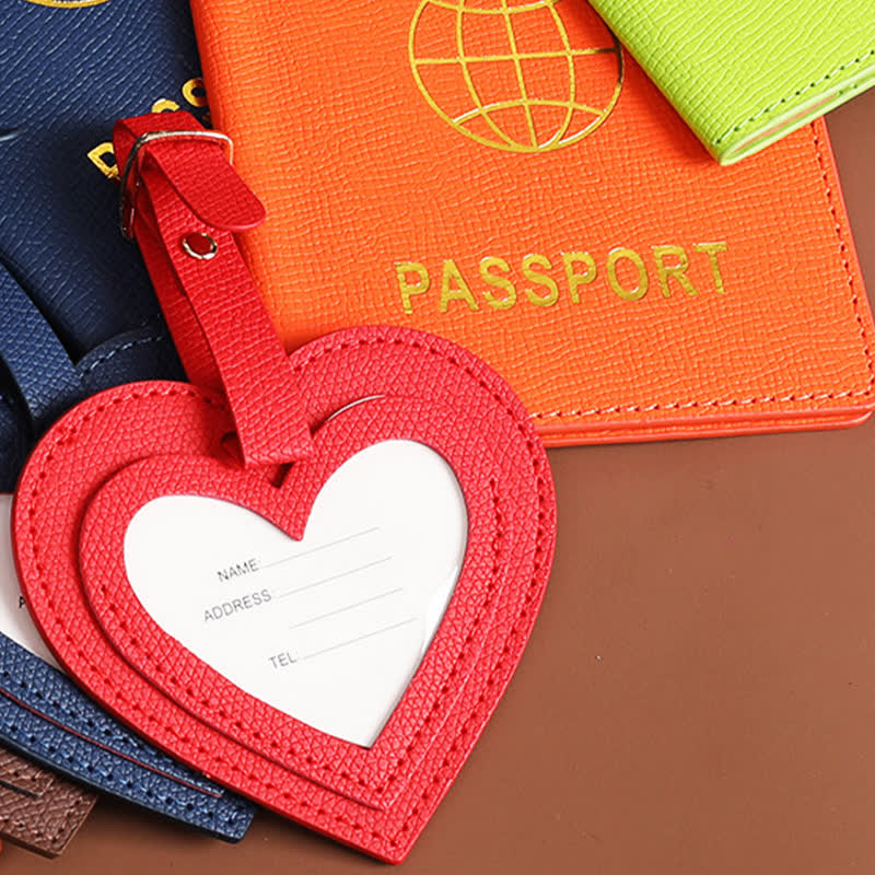 2 pezzi di copertina per passaporto in tinta unita e targhetta per bagaglio in pelle a forma di cuore