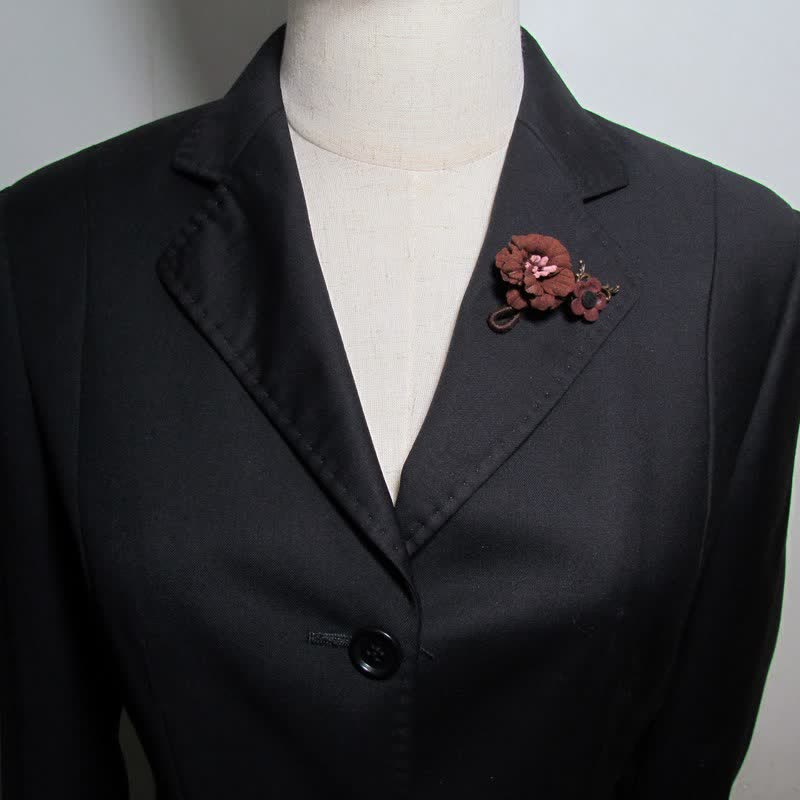Spilla in stoffa con fiori dal design originale per matrimonio al caffè