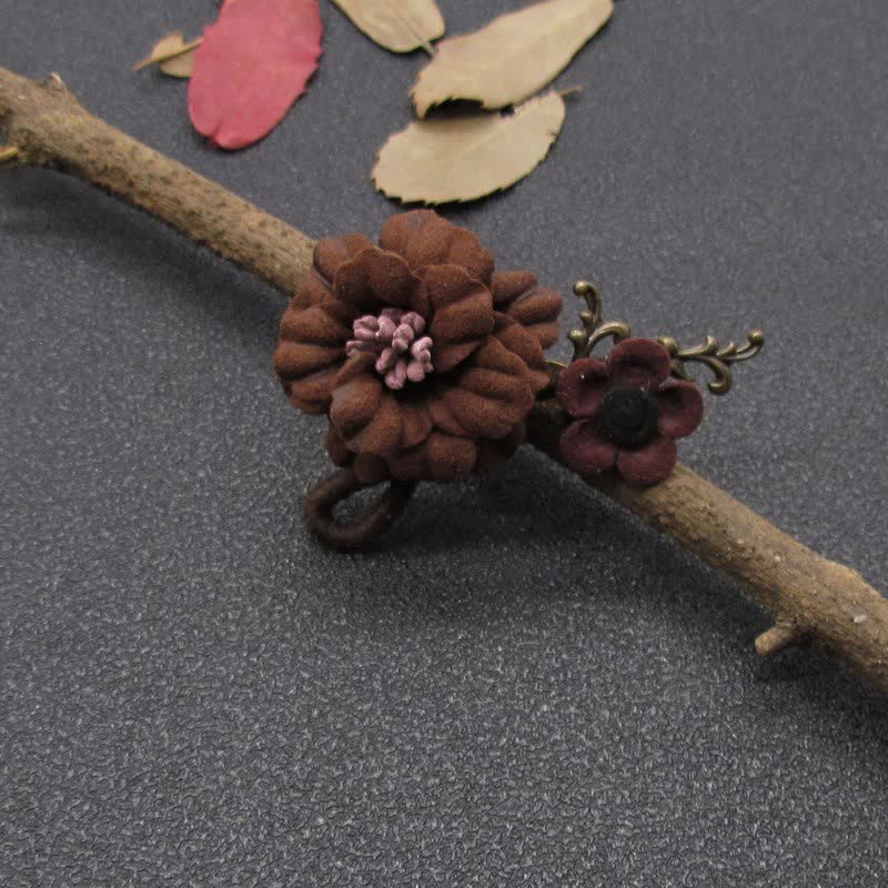 Spilla in stoffa con fiori dal design originale per matrimonio al caffè