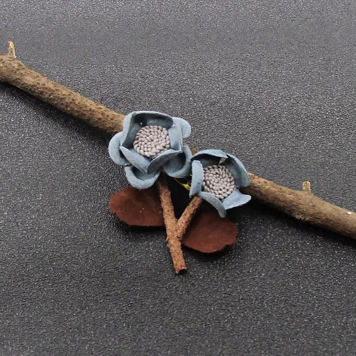 Spilla in stoffa con fiori doppi dal design originale azzurro pallido per matrimonio
