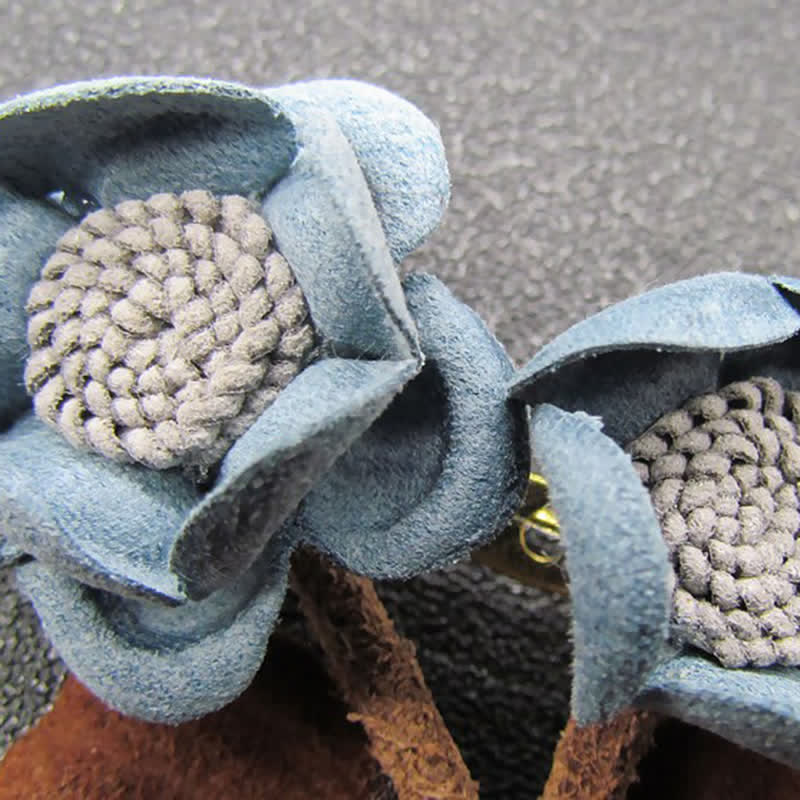 Spilla in stoffa con fiori doppi dal design originale azzurro pallido per matrimonio