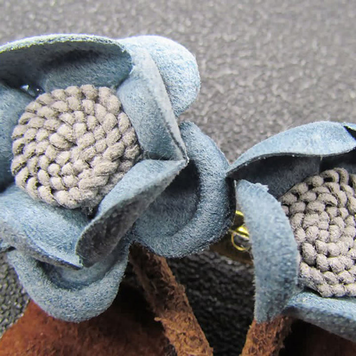 Spilla in stoffa con fiori doppi dal design originale azzurro pallido per matrimonio