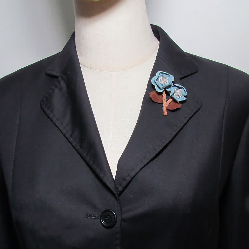 Spilla in stoffa con fiori doppi dal design originale azzurro pallido per matrimonio