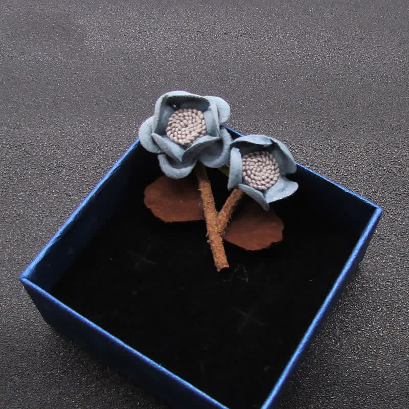 Spilla in stoffa con fiori doppi dal design originale azzurro pallido per matrimonio