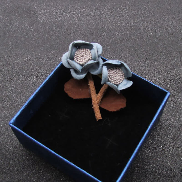 Spilla in stoffa con fiori doppi dal design originale azzurro pallido per matrimonio - image 3