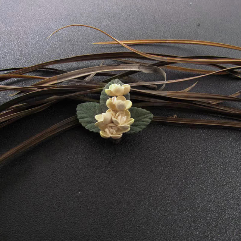 Spilla in tessuto con mini fiori dal design originale per matrimonio in avorio