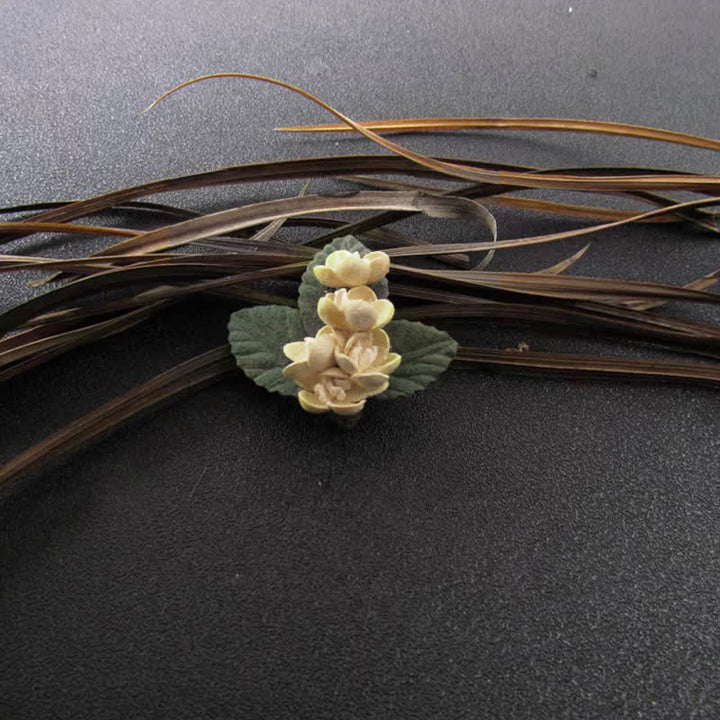 Spilla in tessuto con mini fiori dal design originale per matrimonio in avorio