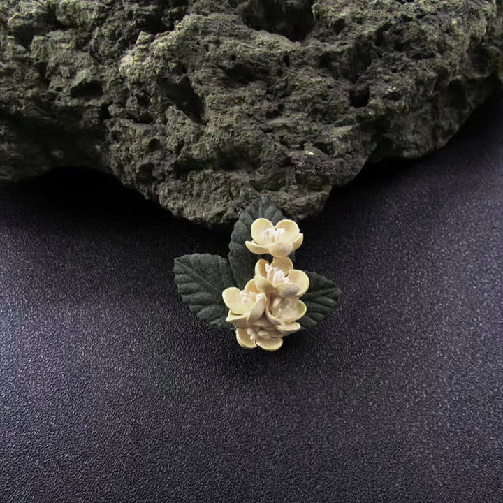 Spilla in tessuto con mini fiori dal design originale per matrimonio in avorio