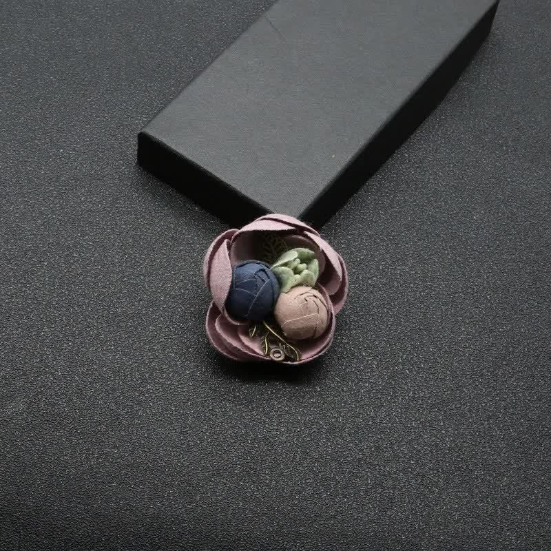 Spilla in stoffa con mini fiori dal design originale per matrimonio con boccioli carini