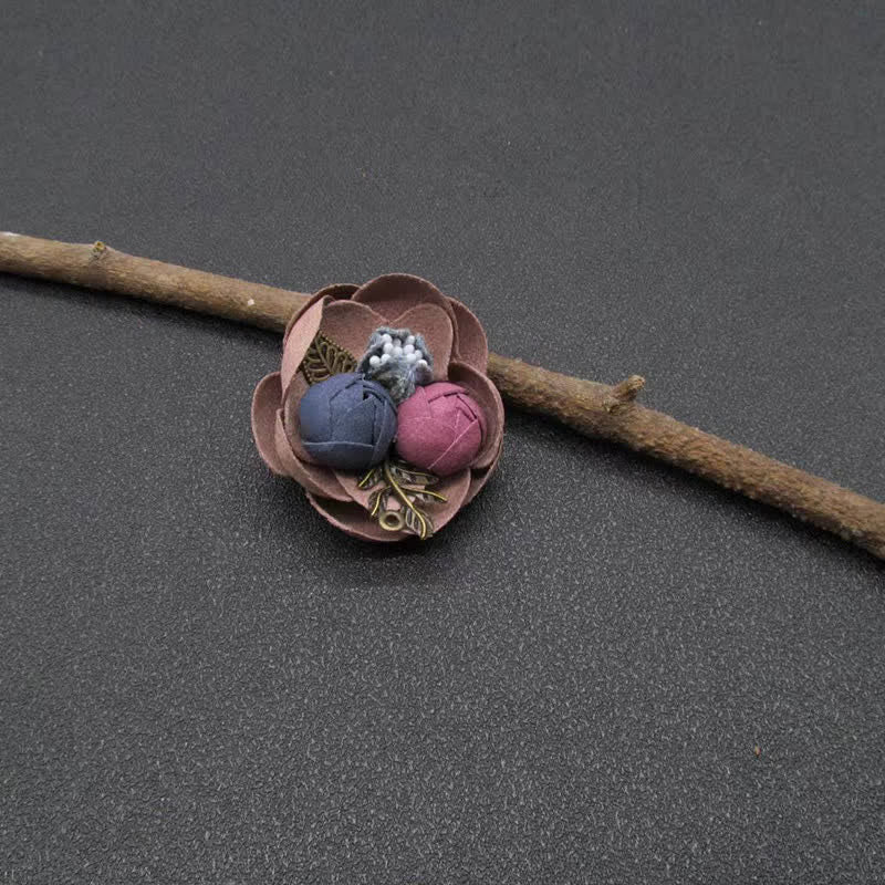Spilla in stoffa con mini fiori dal design originale per matrimonio con boccioli carini