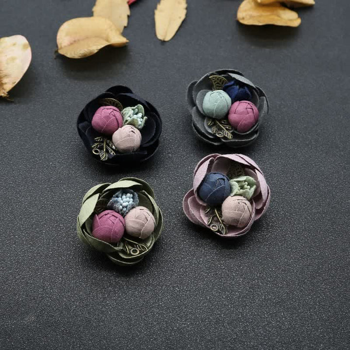 Spilla in stoffa con mini fiori dal design originale per matrimonio con boccioli carini