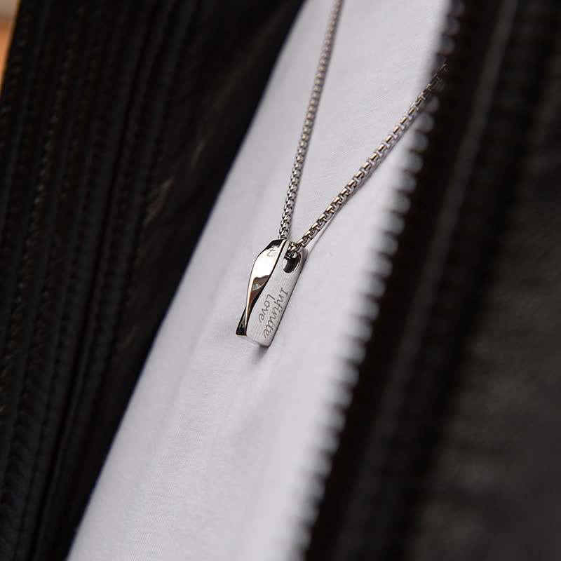 Collana con ciondolo a forma di torsione con nome personalizzato