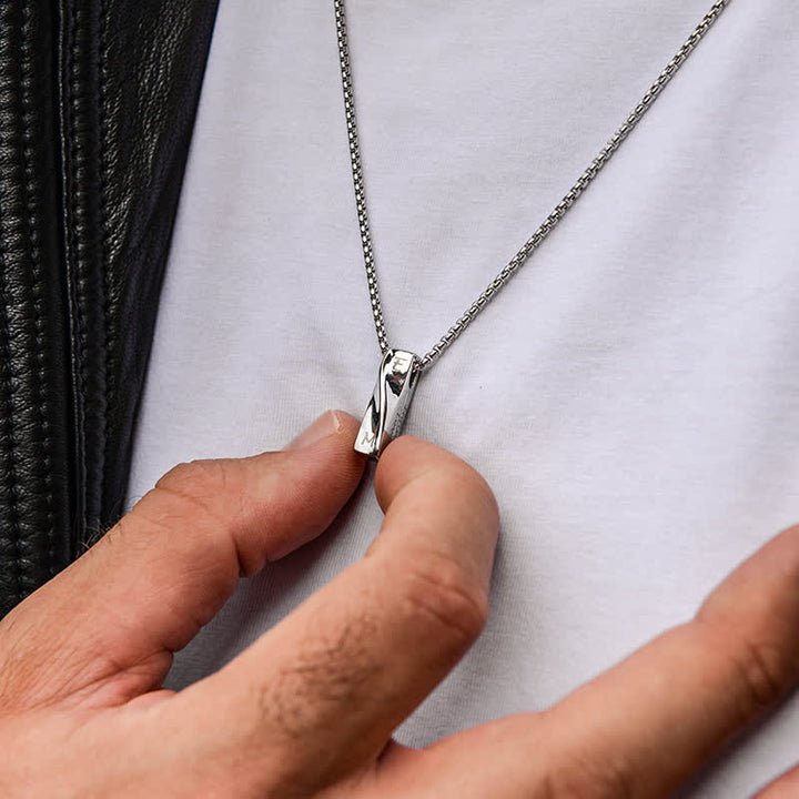 Collana con ciondolo a forma di torsione con nome personalizzato