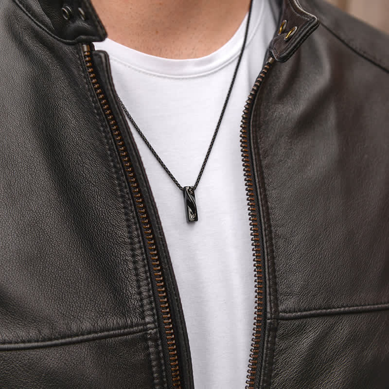 Collana con ciondolo a forma di torsione con nome personalizzato