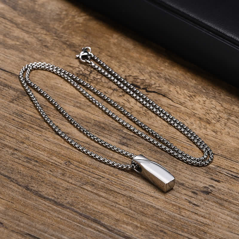 Collana con ciondolo a forma di torsione con nome personalizzato