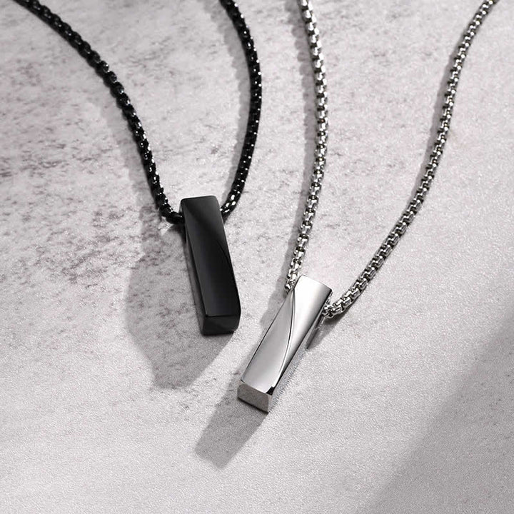 Collana con ciondolo a forma di torsione con nome personalizzato