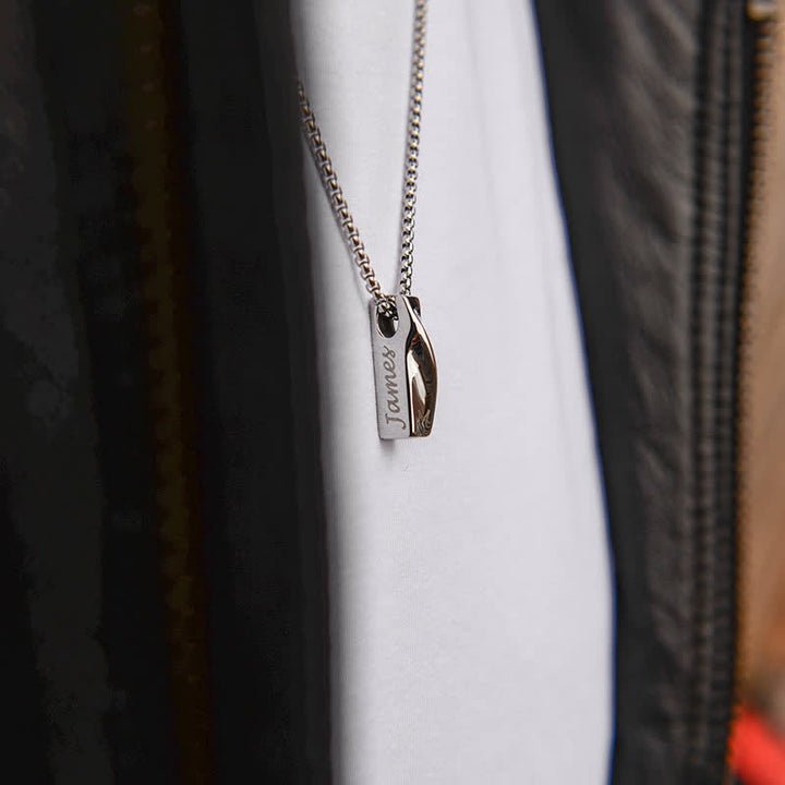 Collana con ciondolo a forma di torsione con nome personalizzato