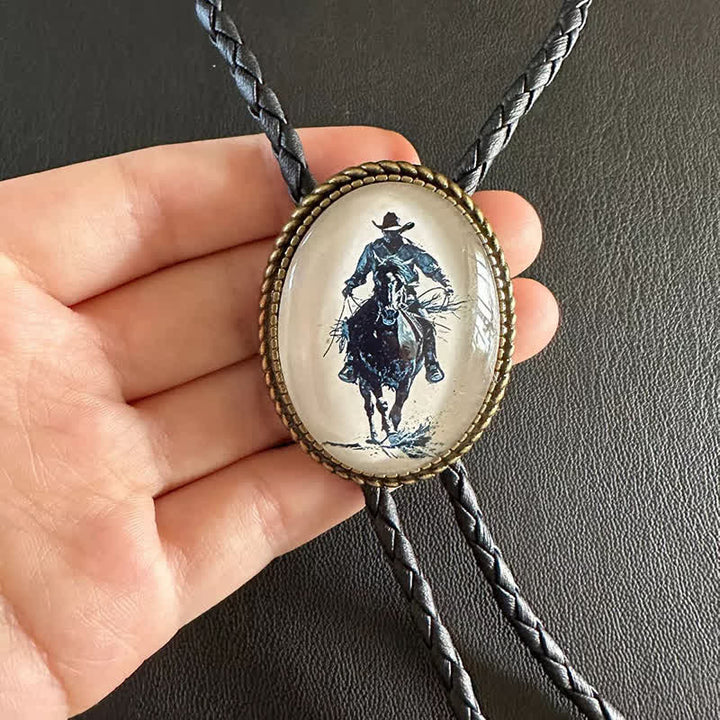 Ciondolo con scena di equitazione da cowboy, cravatta di cuoio intrecciata