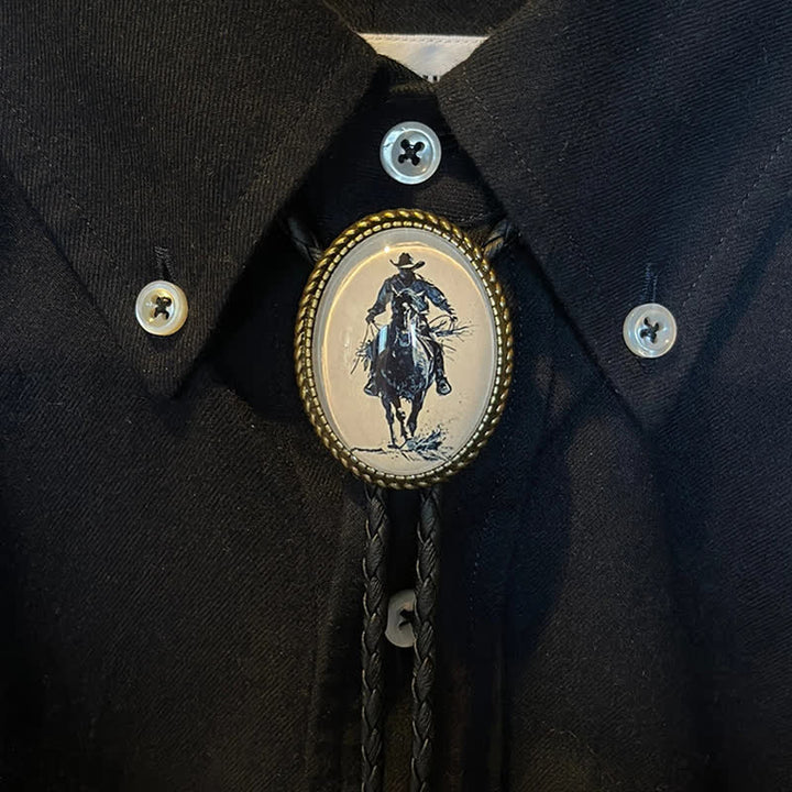 Ciondolo con scena di equitazione da cowboy, cravatta di cuoio intrecciata