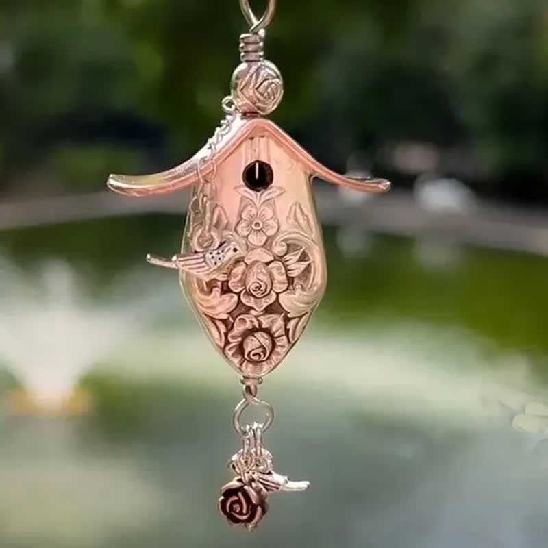 Collana placcata in argento con piccola casetta per uccelli