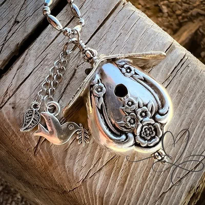 Collana placcata in argento con piccola casetta per uccelli