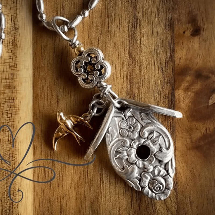 Collana placcata in argento con piccola casetta per uccelli