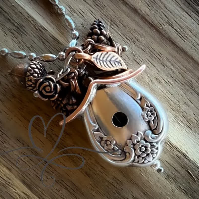 Collana placcata in argento con piccola casetta per uccelli
