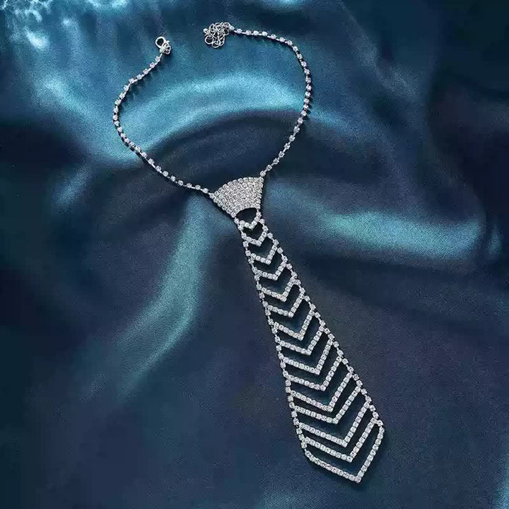 Collana con cravatta creativa in cristallo e strass a forma di strisce