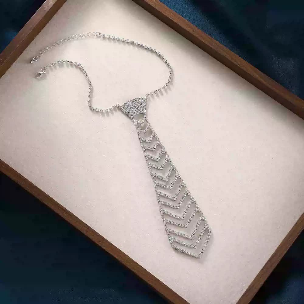 Collana con cravatta creativa in cristallo e strass a forma di strisce