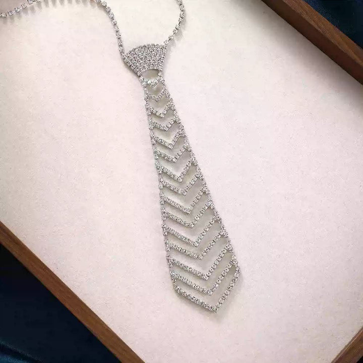Collana con cravatta creativa in cristallo e strass a forma di strisce
