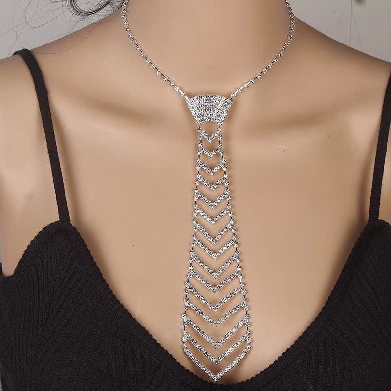 Collana con cravatta creativa in cristallo e strass a forma di strisce