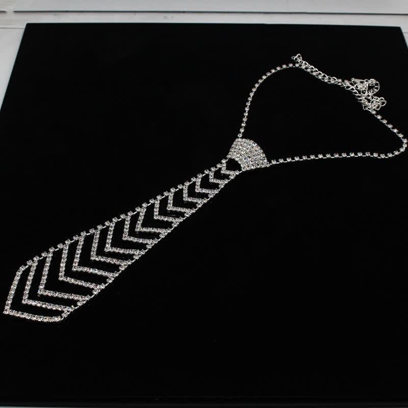 Collana con cravatta creativa in cristallo e strass a forma di strisce