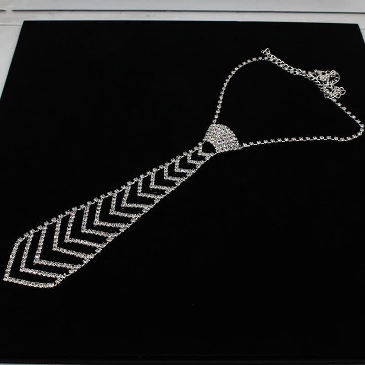 Collana con cravatta creativa in cristallo e strass a forma di strisce