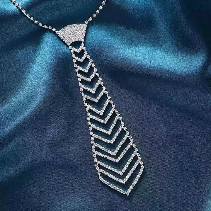 Collana con cravatta creativa in cristallo e strass a forma di strisce