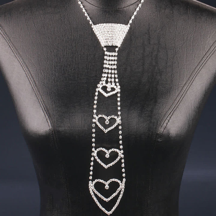 Collana con cravatta creativa a forma di cuore con strass di lusso