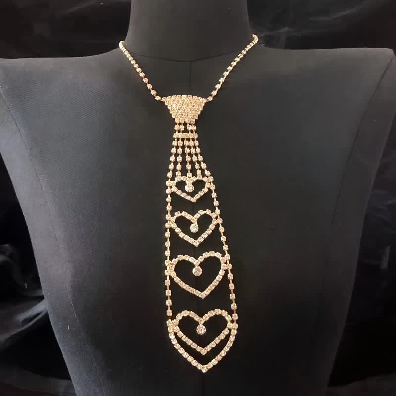 Collana con cravatta creativa a forma di cuore con strass di lusso - Oro - image 7