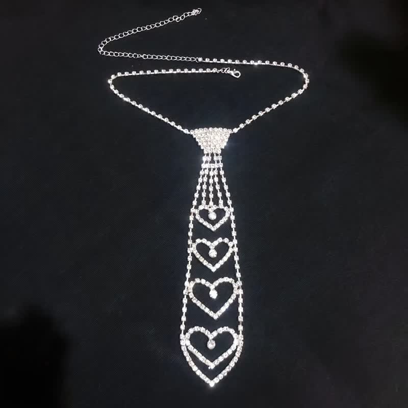 Collana con cravatta creativa a forma di cuore con strass di lusso