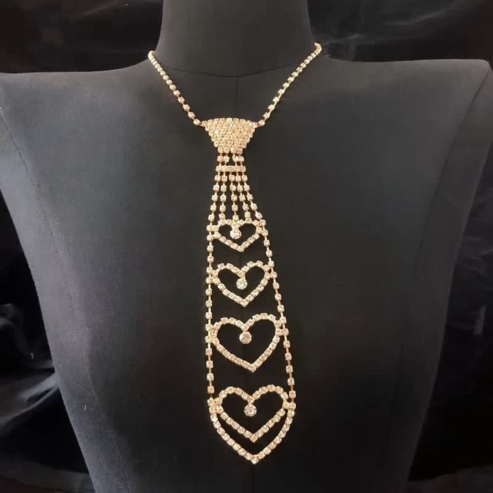 Collana con cravatta creativa a forma di cuore con strass di lusso